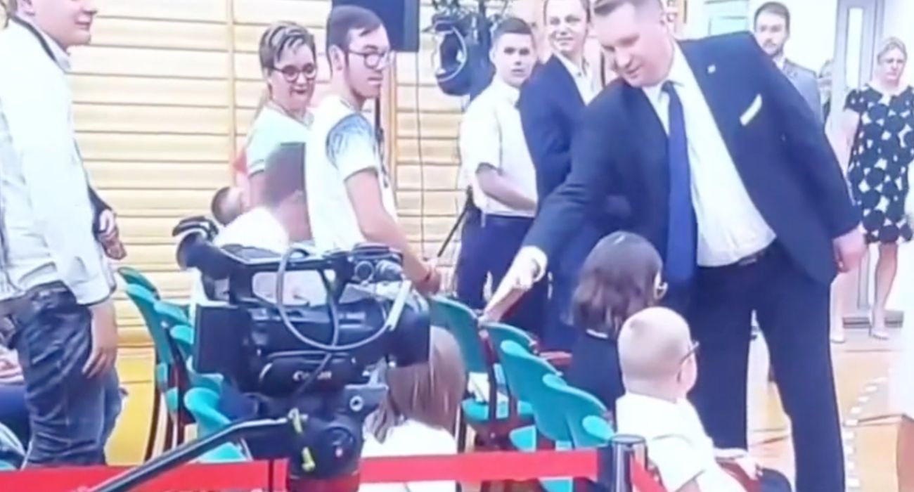 Dziewczynka nie podała ręki Czarnkowi. To nagranie jest viralem!