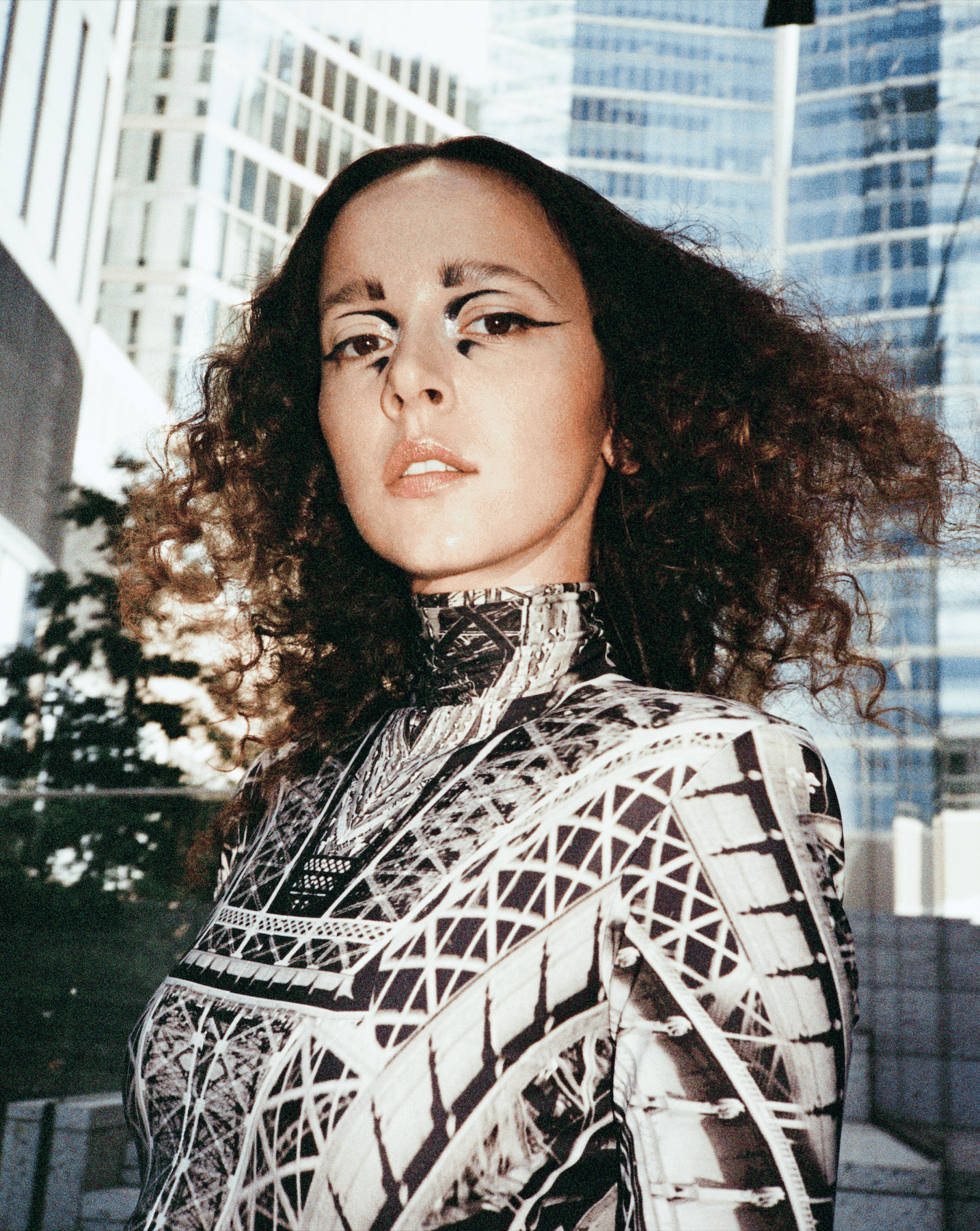 Monika Brodka interpretuje Leśmiana w mocnym, erotycznym klipie