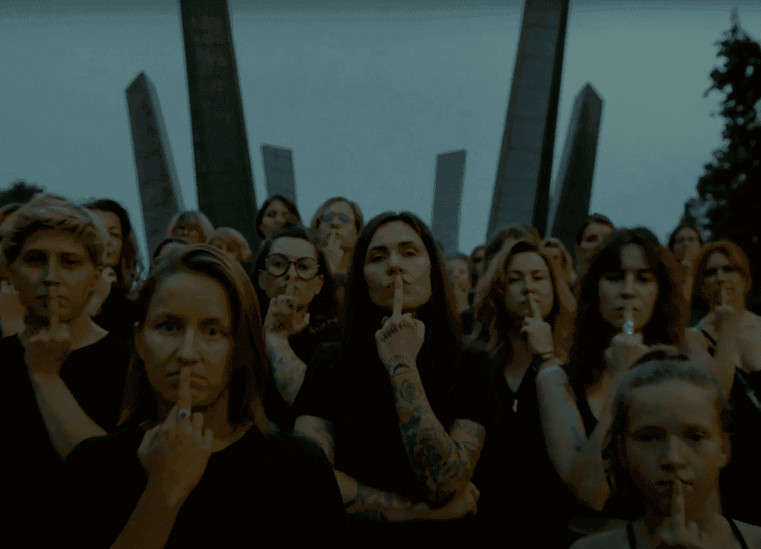 Wybory – kobiety pokazują politykom środkowy palec w viralowym spocie