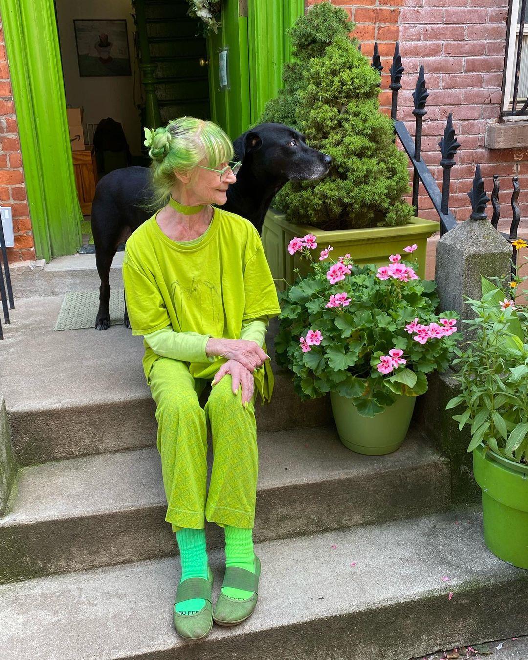 82-letnia ulubienica Nowego Jorku ubiera się na zielono – poznajcie Green Lady of Brooklyn!