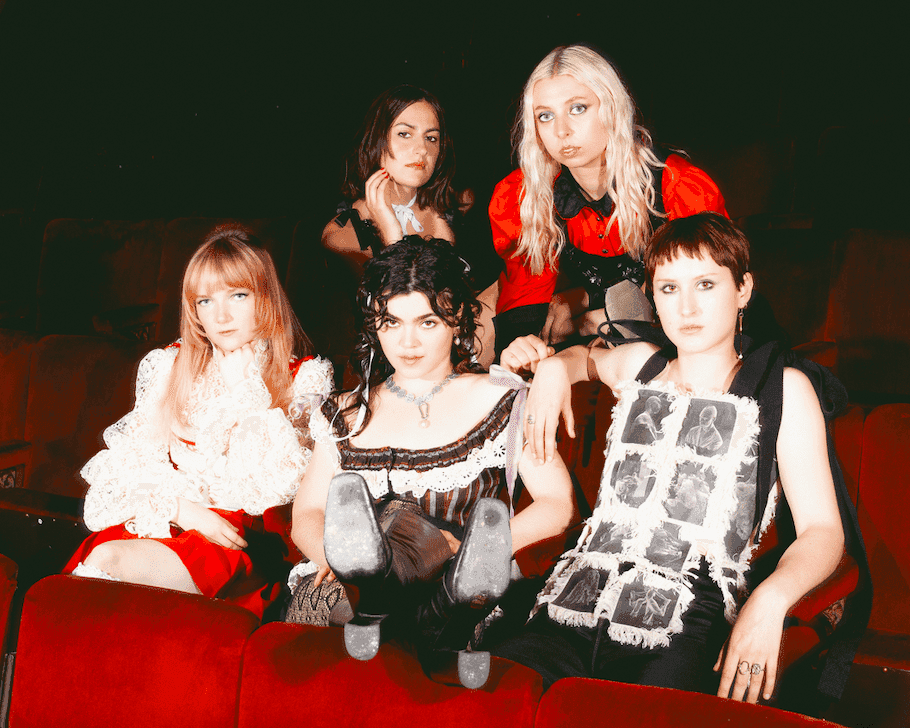 Florence i Courtney Love uwielbiają ten zespół. Feminizm, barok, ekstaza