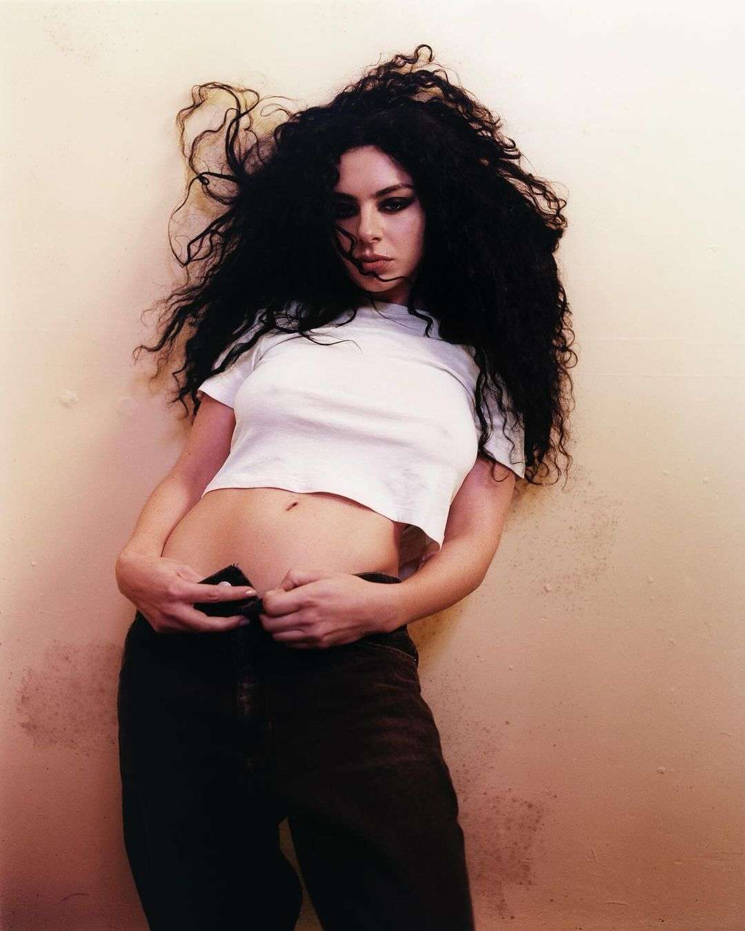 Charli XCX niszczy samolot w chaotycznym klipie do „Von dutch”! Co wiemy o nowej płycie?