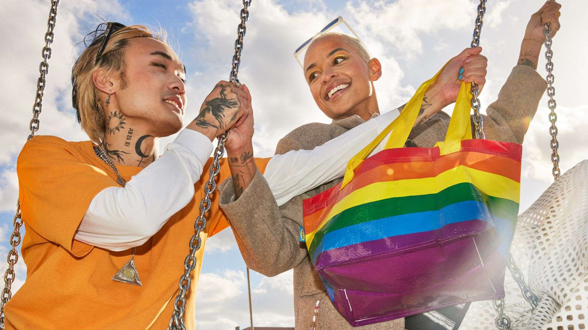 Tęczowa torba IKEA powraca. Dochód wesprze schronisko interwencyjne LGBT+