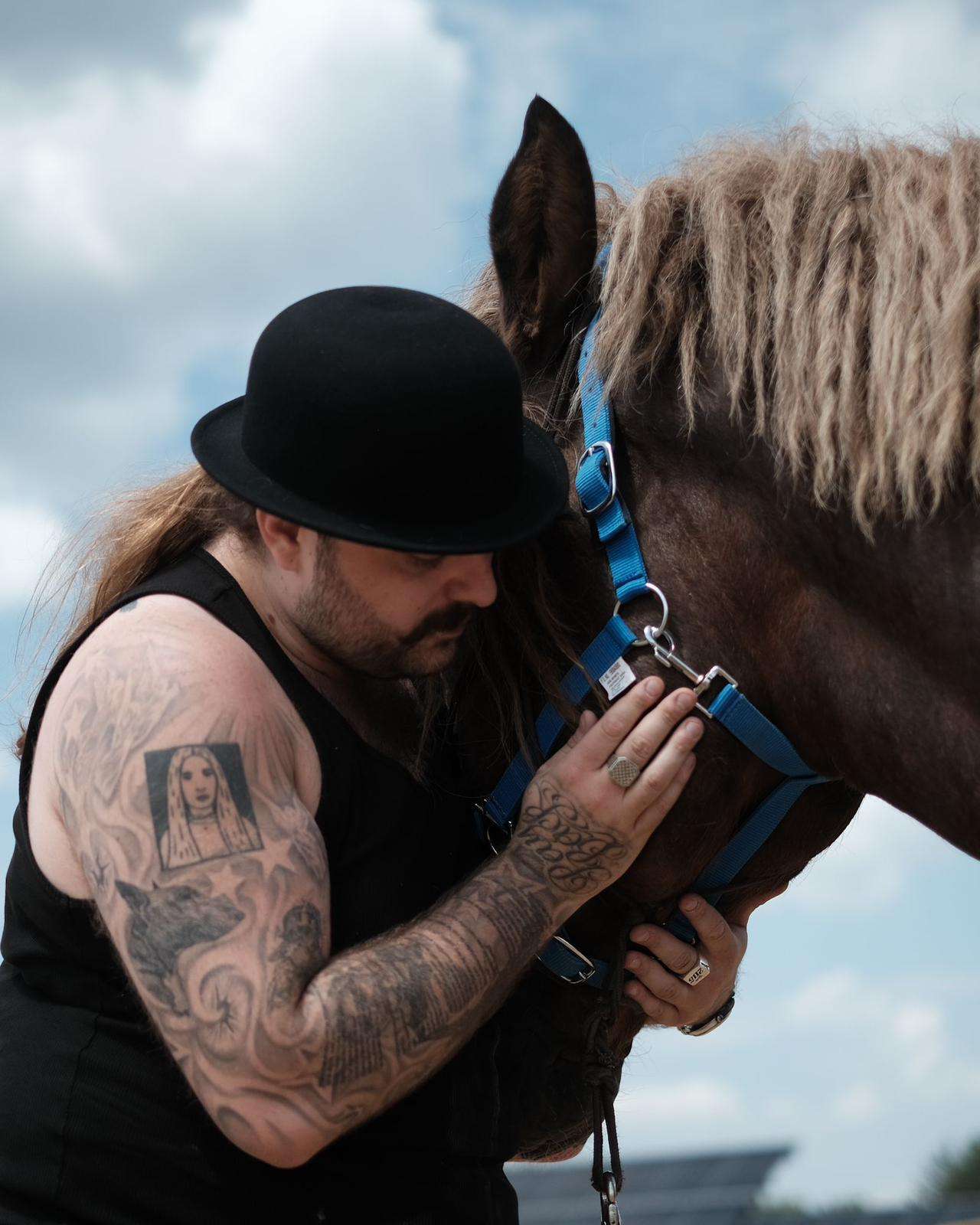 Bedoes uratował konia przed rzeźnią. „Jebać wszystkie ubojnie koni”