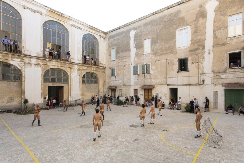 W galerii sztuki w Berlinie dziesięciu mężczyzn rozegrało mecz piłki nożnej... nago!