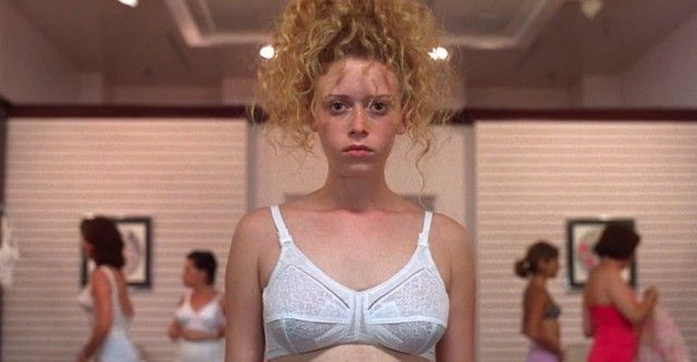 Dziewczyna zwolniona z pracy w fabryce za brak stanika. To pierwszy przypadek w historii