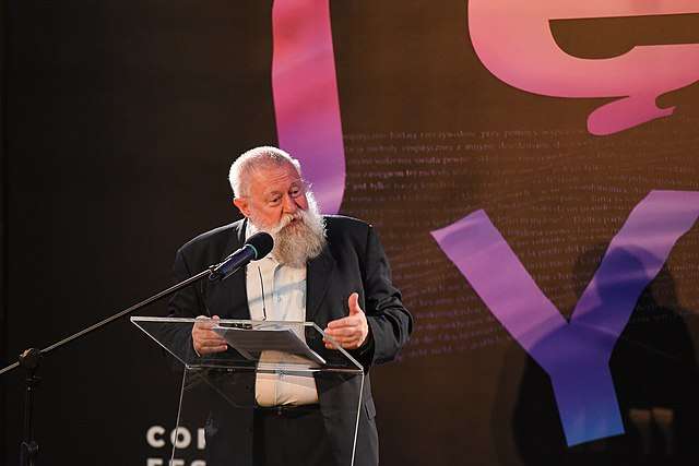 „Kiedy widzę osobę czarnoskórą, w moim mózgu otwiera się klapka ze słowem Murzyn”. Prof. Jerzy Bralczyk znów szokuje