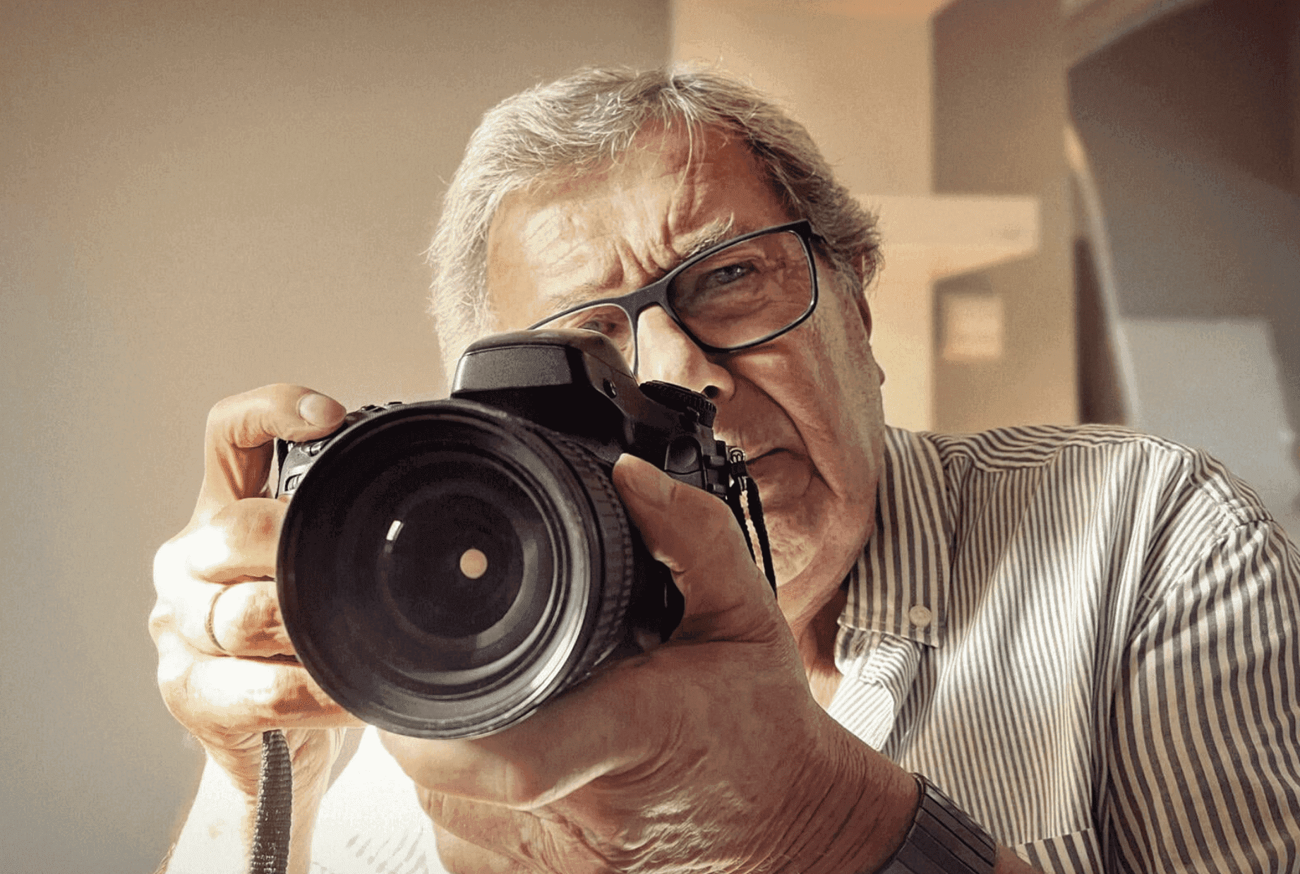 „Janusz Gajos – tak to było” – artystyczna wrażliwość i umiejętność uchwycenia chwili. Wystawa autorskich fotografii aktora