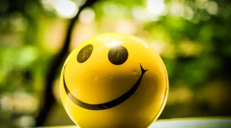 Świętuj Dzień Uśmiechu i odkryj moc jogi śmiechu