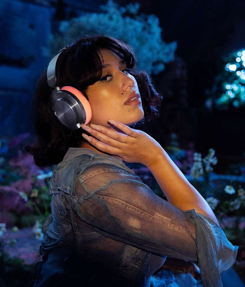 RAYE globalną ambasadorką słuchawek Dyson OnTrac™