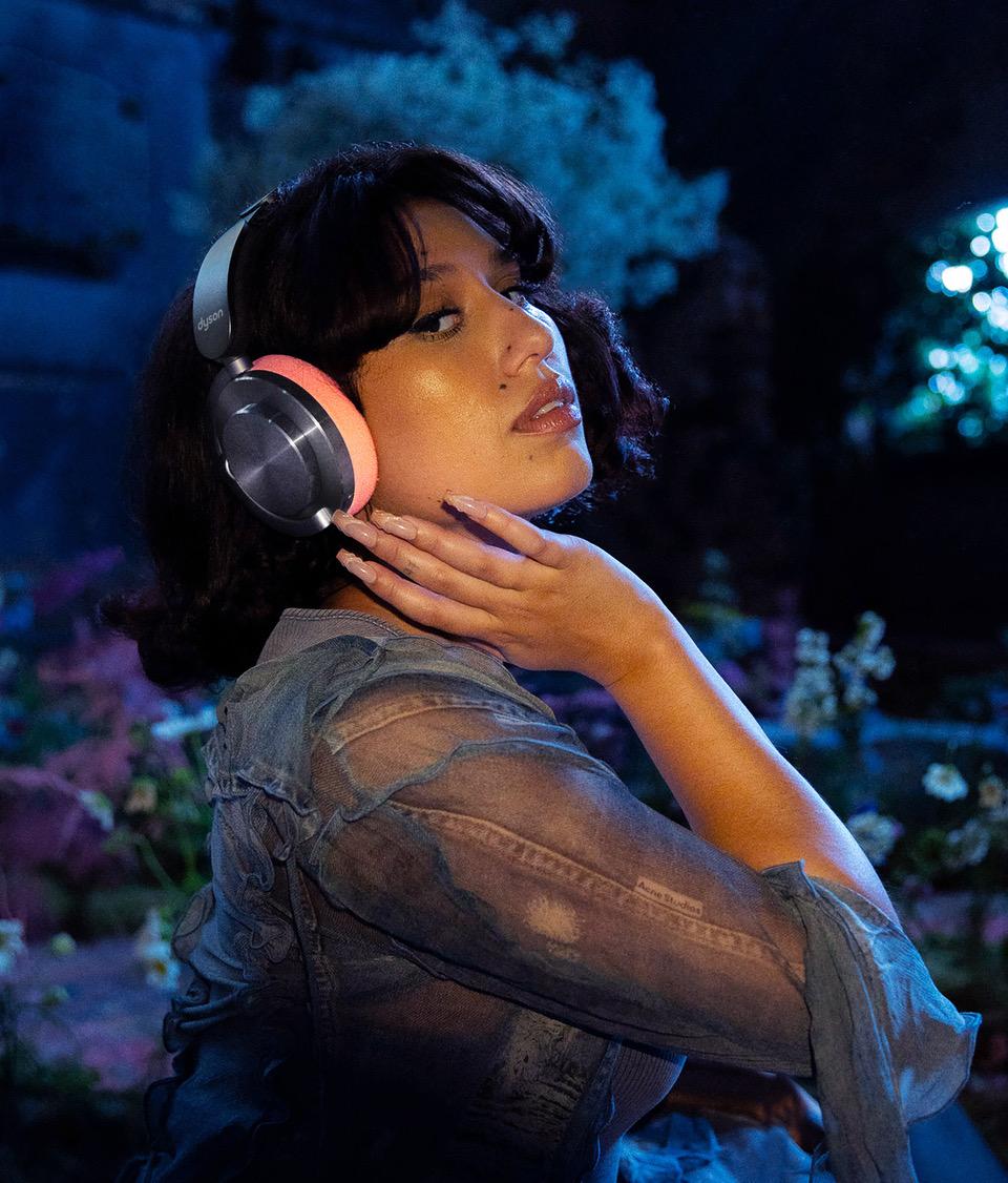 RAYE globalną ambasadorką słuchawek Dyson OnTrac™