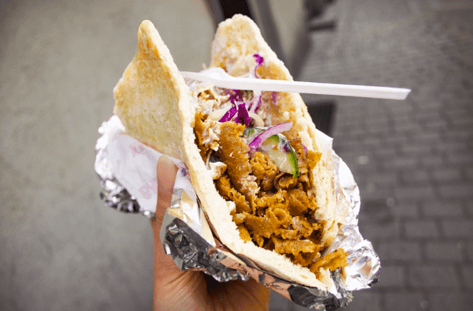 Kebab najchętniej zamawianym daniem w Polsce. Rekordzista zamówił ich 865