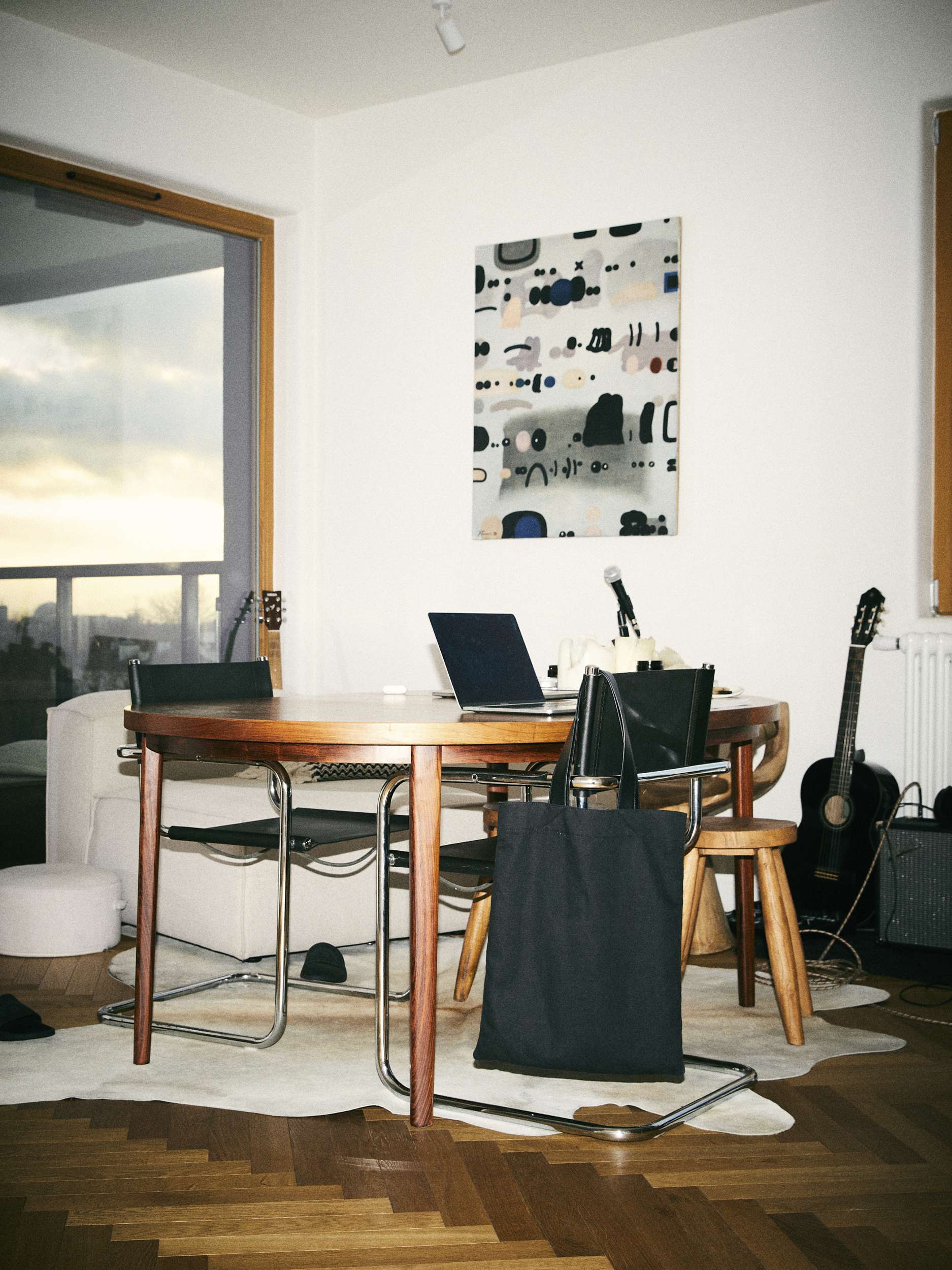 Minimalizm, subtelne połączenia i przywiązanie do detali w mieszkaniu na warszawskiej Woli