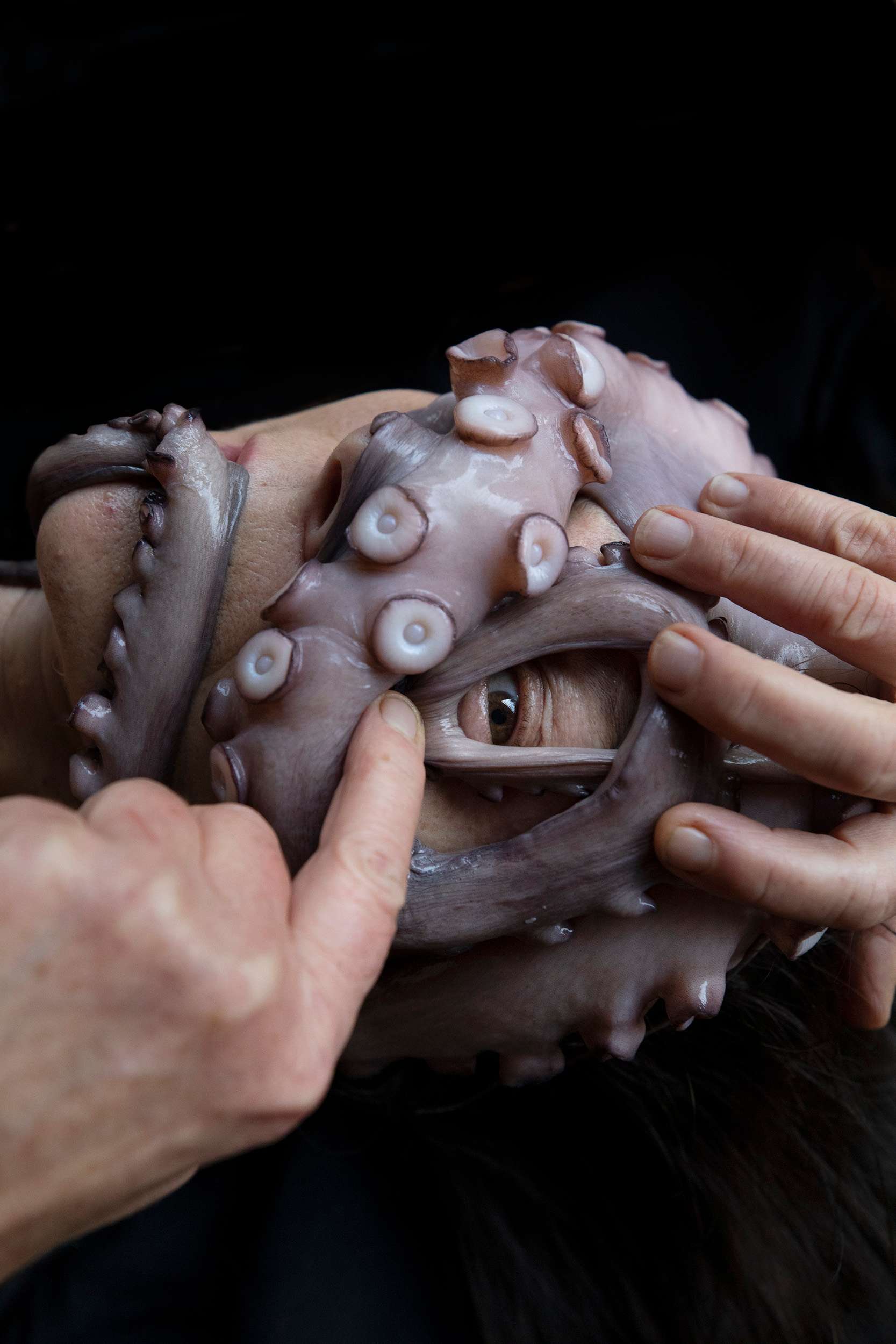 Katarzyna Kozyra i jej „Być kimś, kim się (nie) jest”. Przekrojowa wystawa prowokatorki i uznanej artystki