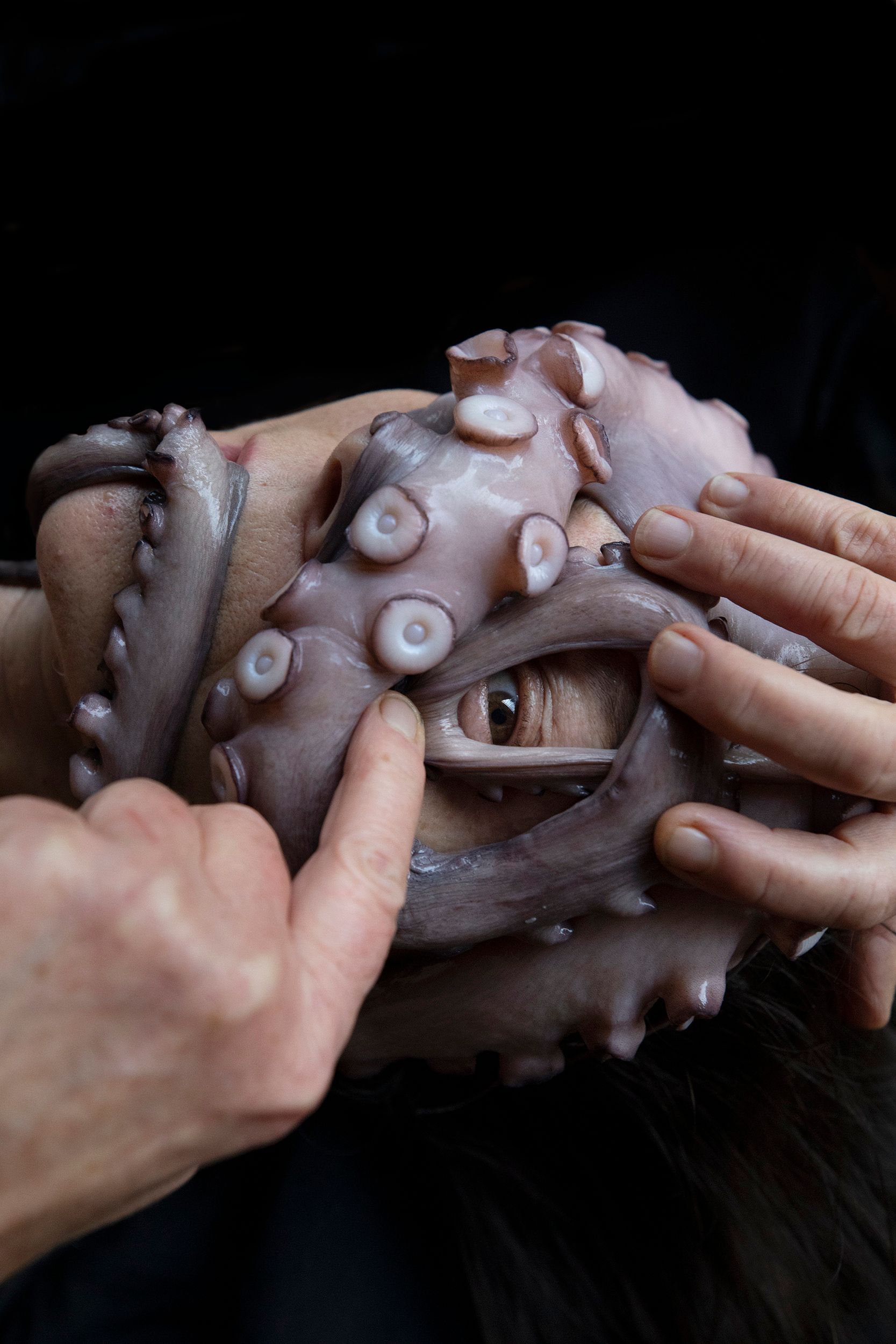 Katarzyna Kozyra i jej „Być kimś, kim się (nie) jest”. Przekrojowa wystawa prowokatorki i uznanej artystki