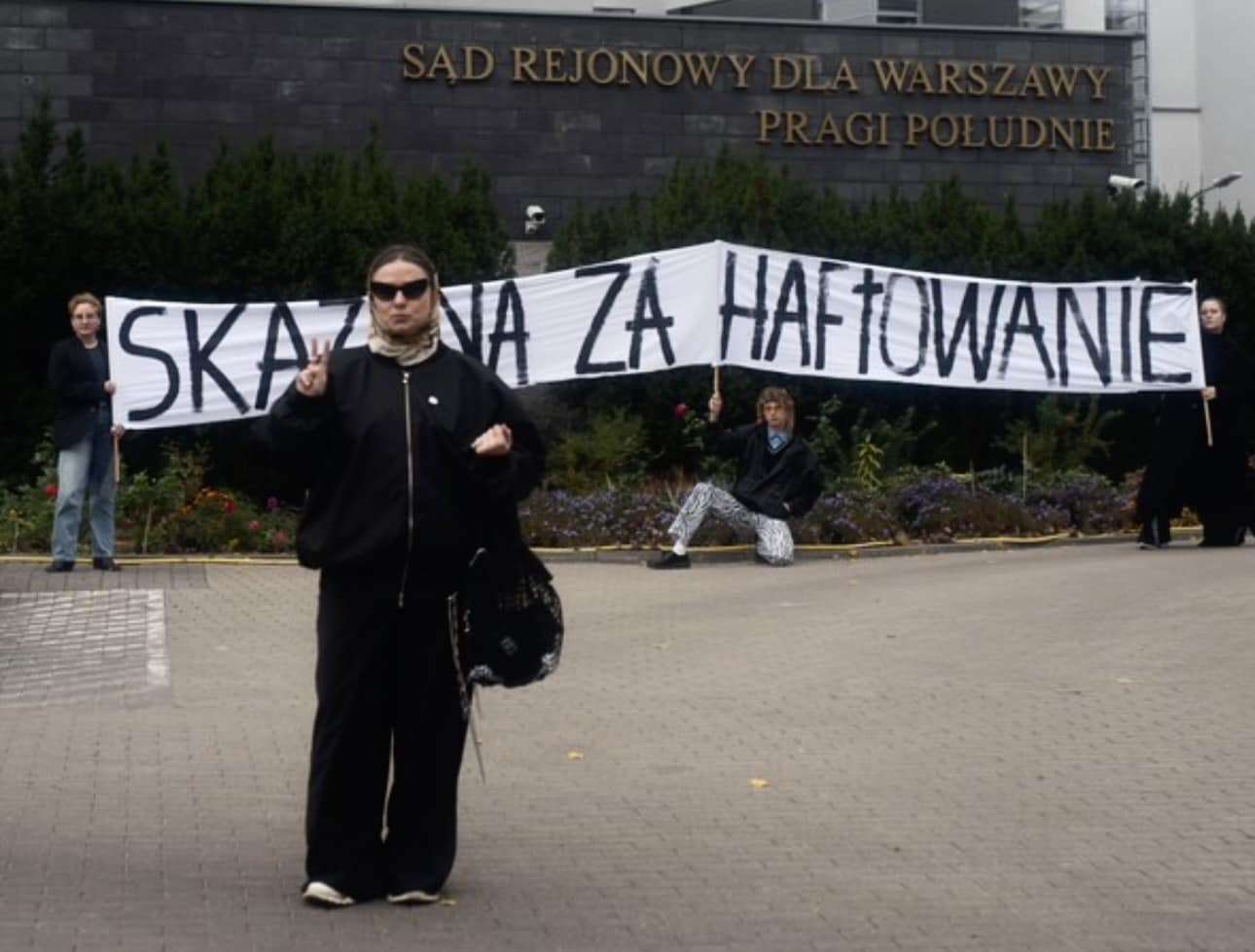 Artystka haftowała na zagłówkach w PKP. Została skazana