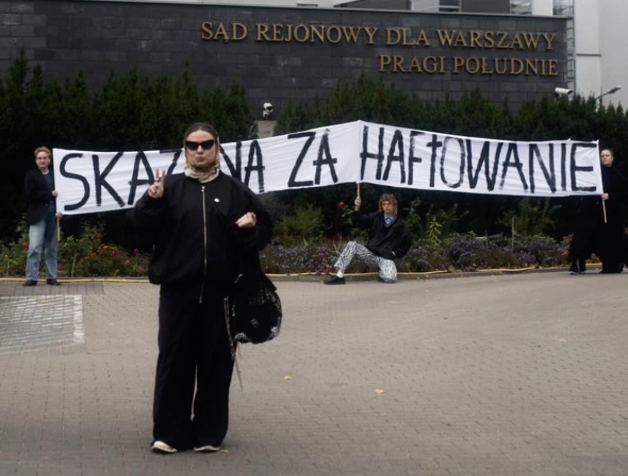 Artystka haftowała na zagłówkach w PKP. Została skazana