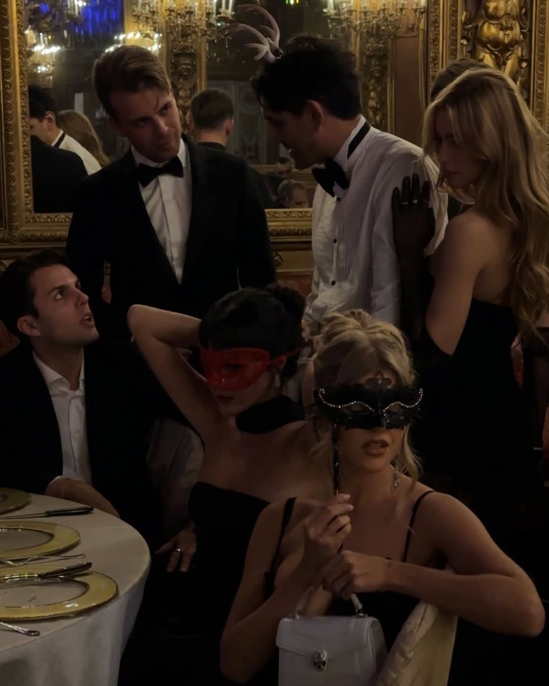 Afera wokół elitarnego klubu dla bogaczy. „Przebierają się i robią kontent w stylu old money”