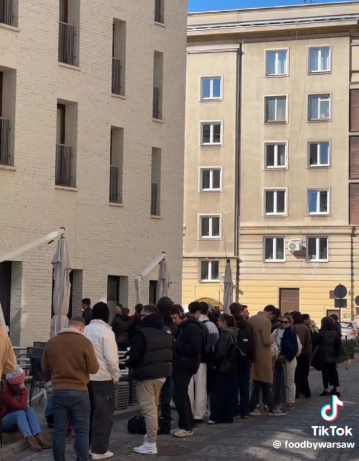 Dwugodzinne kolejki po steka za złotówkę – absurd czy pazerność?