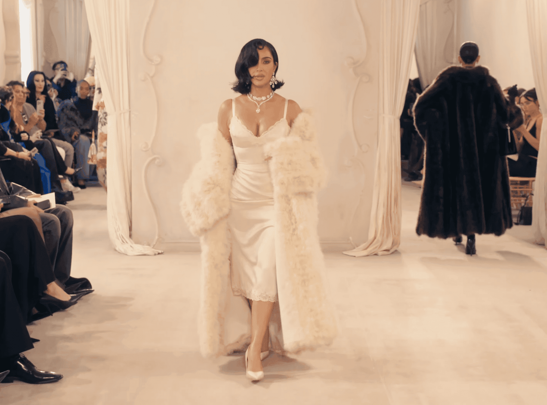 Ostatni pokaz Demny Gvasalii dla Balenciagi. Na wybiegu Isabelle Huppert i Kim Kardashian