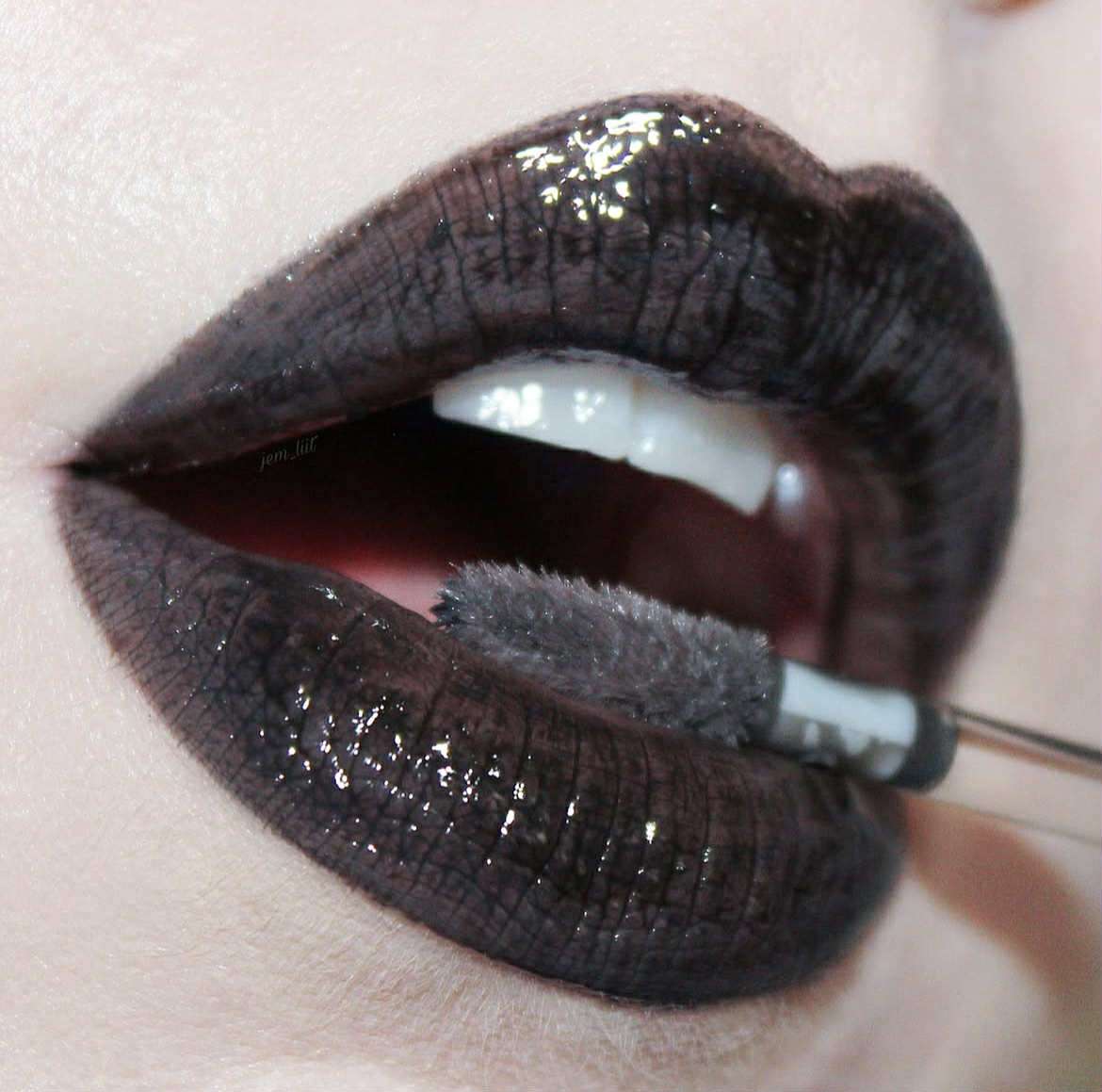 Zwiewny gotyk. Czy czarna szminka będzie trendem na to lato?