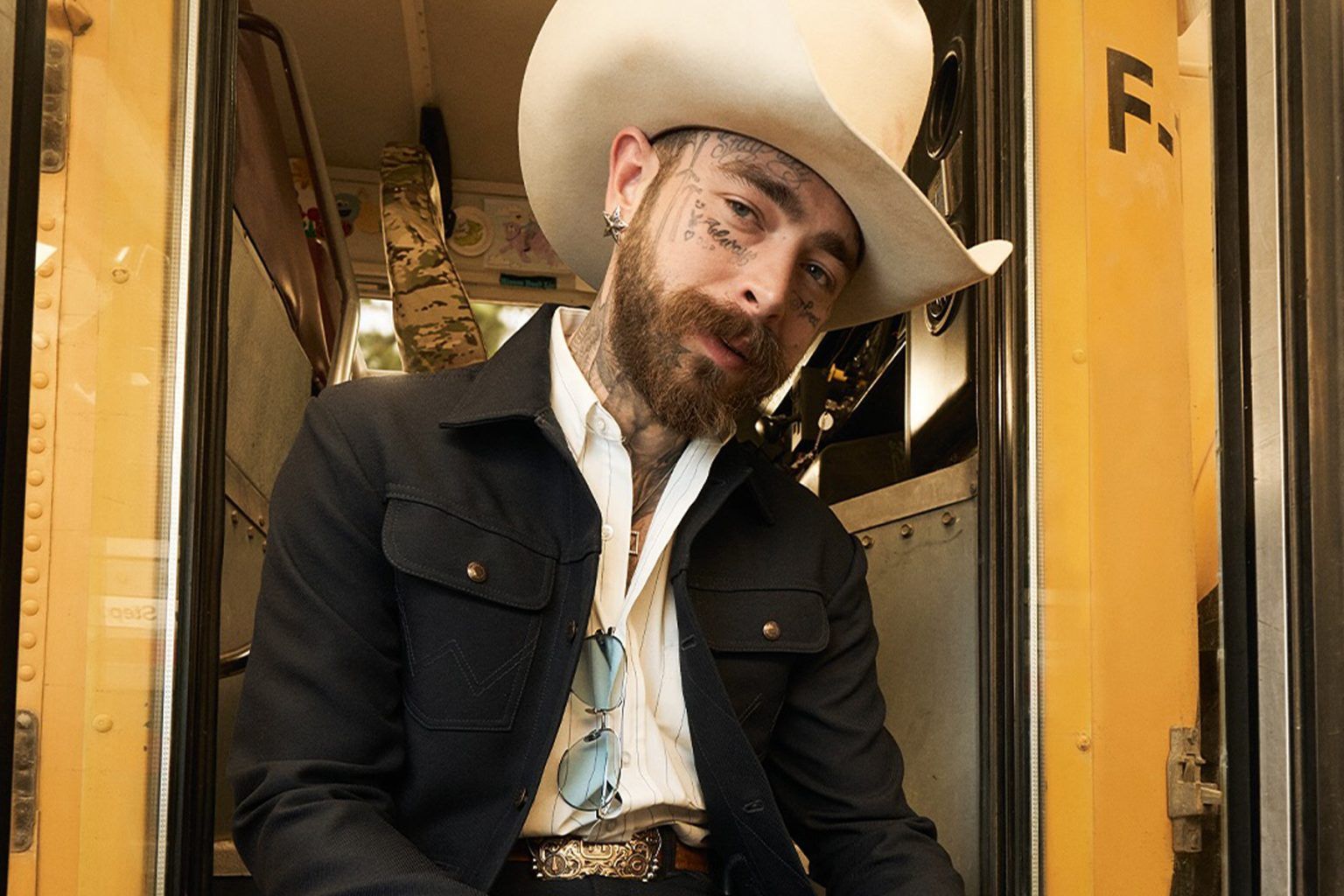 Debiut marki Post Malone – koń na wybiegu, western, jeans