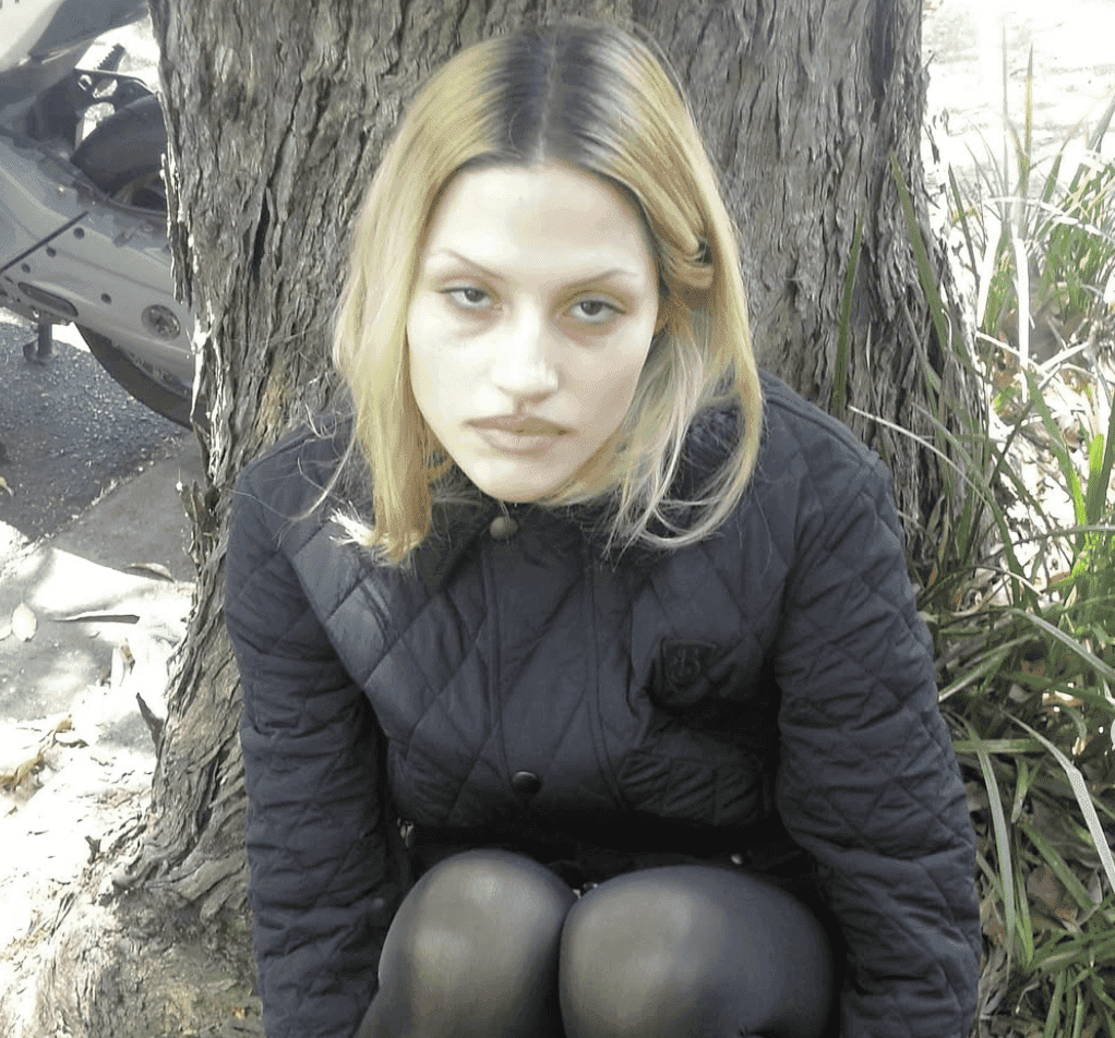 Koniec z „clean girl aesthetic” – czas na wielki powrót „messy chic”