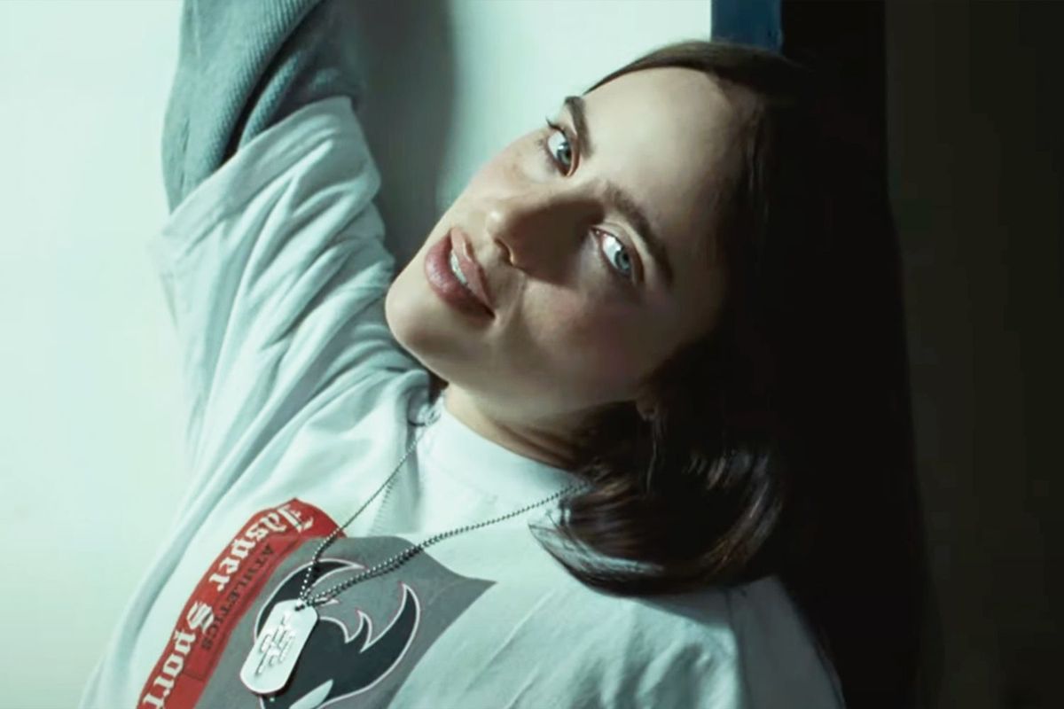Billie Eilish w rudych lokach i czerwonej szmince. Pierwsze zdjęcia z planu „Szklanego klosza”