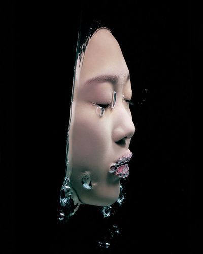 K-ONNECTION: Dorota Grzegorczyk w projekcie „The Song Of Glass Waves” zachwyca magią światła, wody i szkła