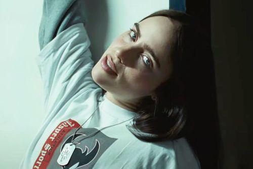 Billie Eilish w rudych lokach i czerwonej szmince. Pierwsze zdjęcia z planu „Szklanego klosza”