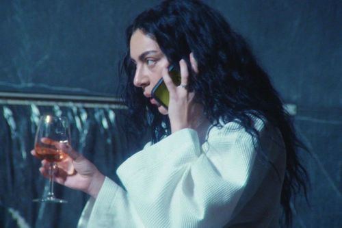 „The Moment” Charli XCX najszybciej sprzedającym się tytułem A24 w historii