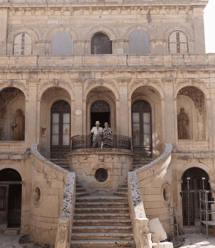 Omenaa Mensah prezentuje wystawę na Malta Biennale. Otwiera też polskie centrum sztuki