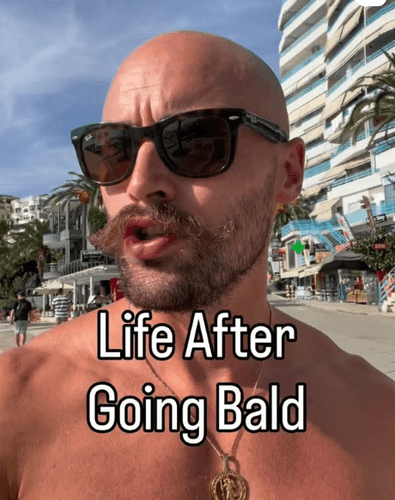 Zamiast bać się łysienia, chwalą się gładką głową. Czym jest „baldmaxxing”?