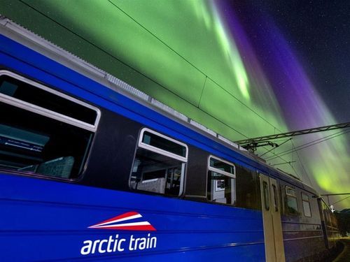 Norwegia uruchomiła pierwszy na świecie pociąg panoramiczny z widokiem na zorzę polarną