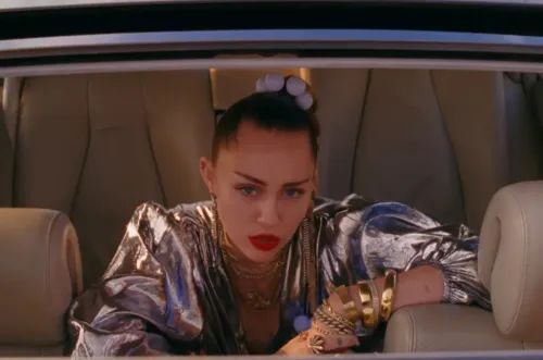 Miley Cyrus pozbywa się nazwiska. Czy ma to związek z rodziną?