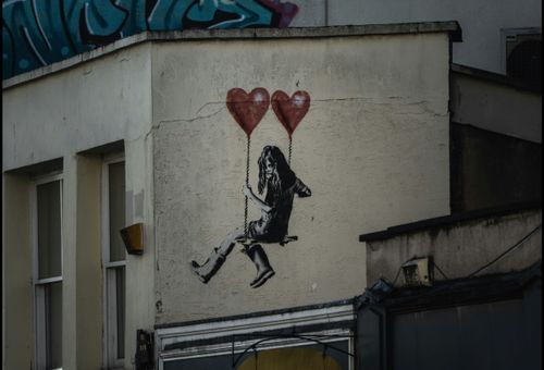 Dlaczego tak bardzo chcemy znać tożsamość Banksy'ego?