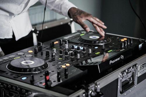 Dlaczego każdy jest dziś DJ-em? Boom na muzykę elektroniczną