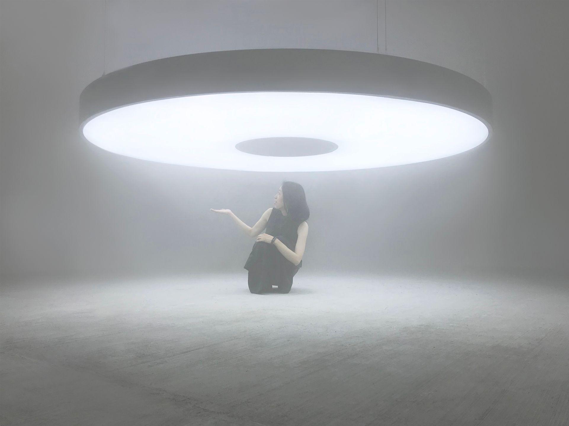 Instalacja Halo autorstwa Karoliny Hałatek otula zwiedzających białym światłem