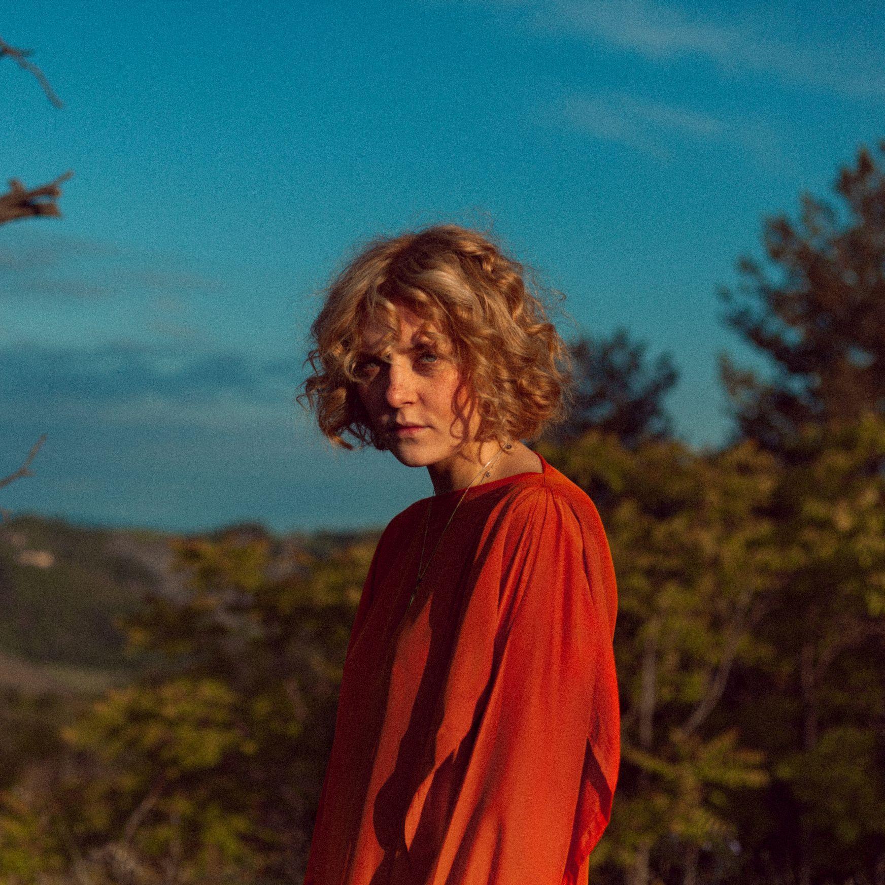 Ofelia wypuściła fantazyjny i romantyczny klip do utworu "Tu". To zapowiedź debiutanckiego albumu artystki