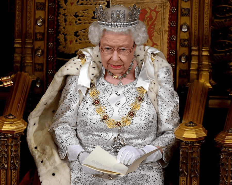 Elżbieta II rezygnuje z prawdziwego futra. To pierwsza królowa angielska, która zdecydowała się na ten krok
