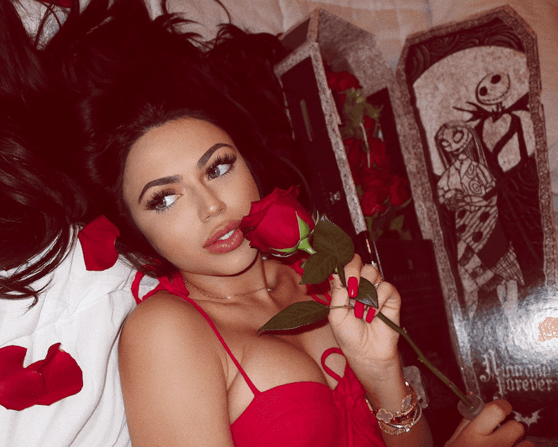 Bukiety z motywami popularnych filmów Disneya. Jedno z opakowań ma kształt trumny