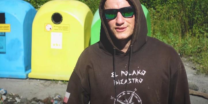 Marcin codziennie sprząta lasy. Kupił vana, w którym zamieszka i będzie sprzątać dalej