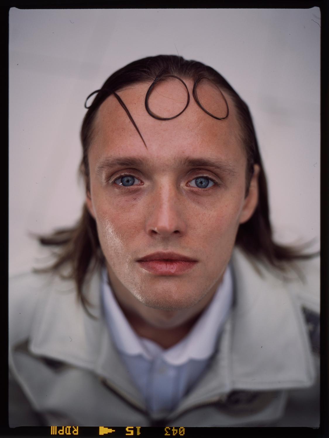 „Zamiast karmić się żalem i pielęgnować w sobie gniew, lepiej odpuścić”, mówi nam Bartosz Bielenia