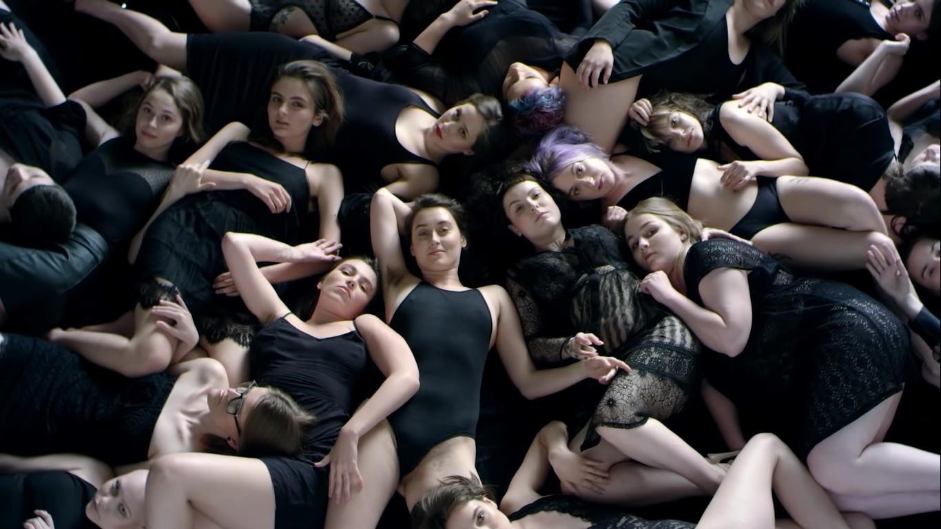 Polki normalizują kobiece owłosienie w sensualnym spocie "It's not about hair"