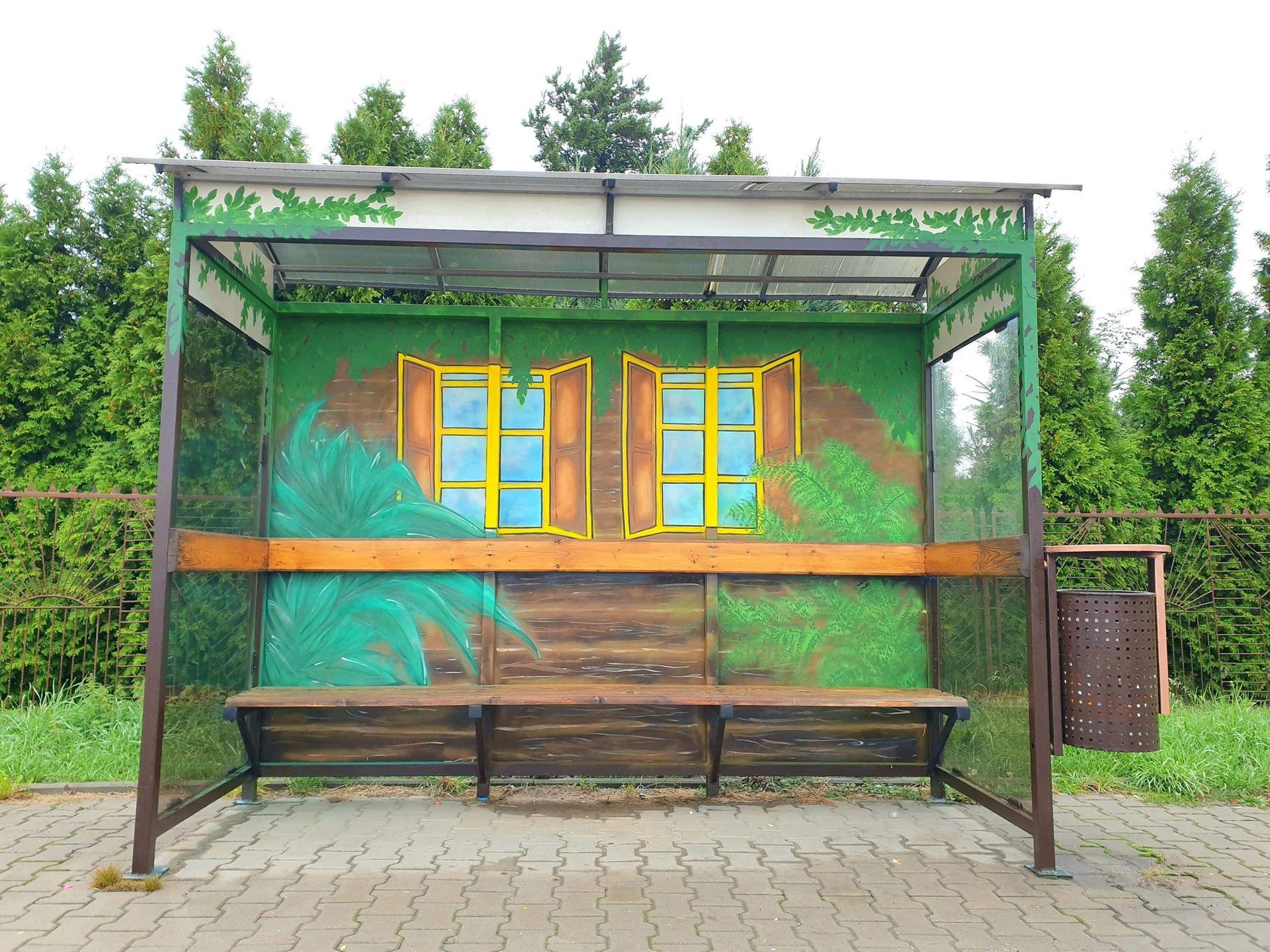 Mieszkańcy jednej z gmin samodzielnie pomalowali przystanki. Teraz wyglądają jak z bajki