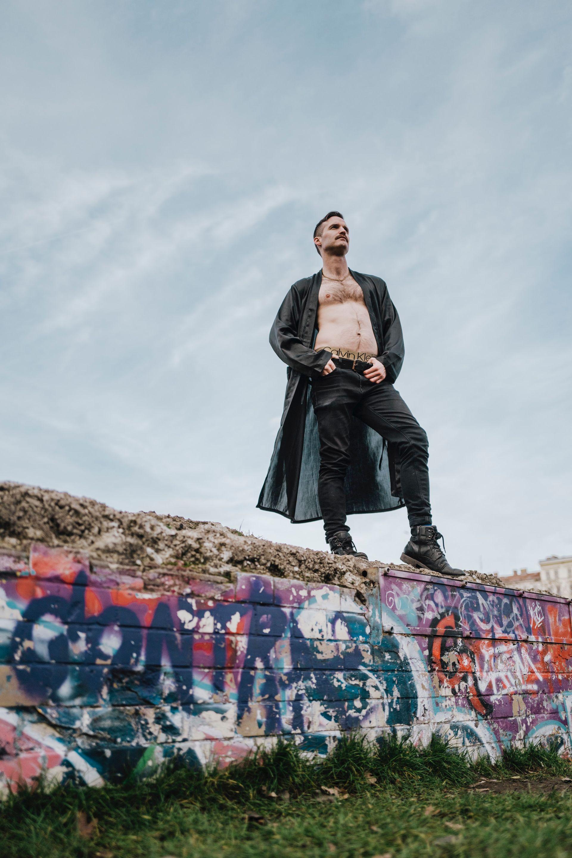 „An immigrant’s love of Berlin”. Julia Bosski rozmawia z Jonnym Tiernanem o berlińskiej scenie kulturowej