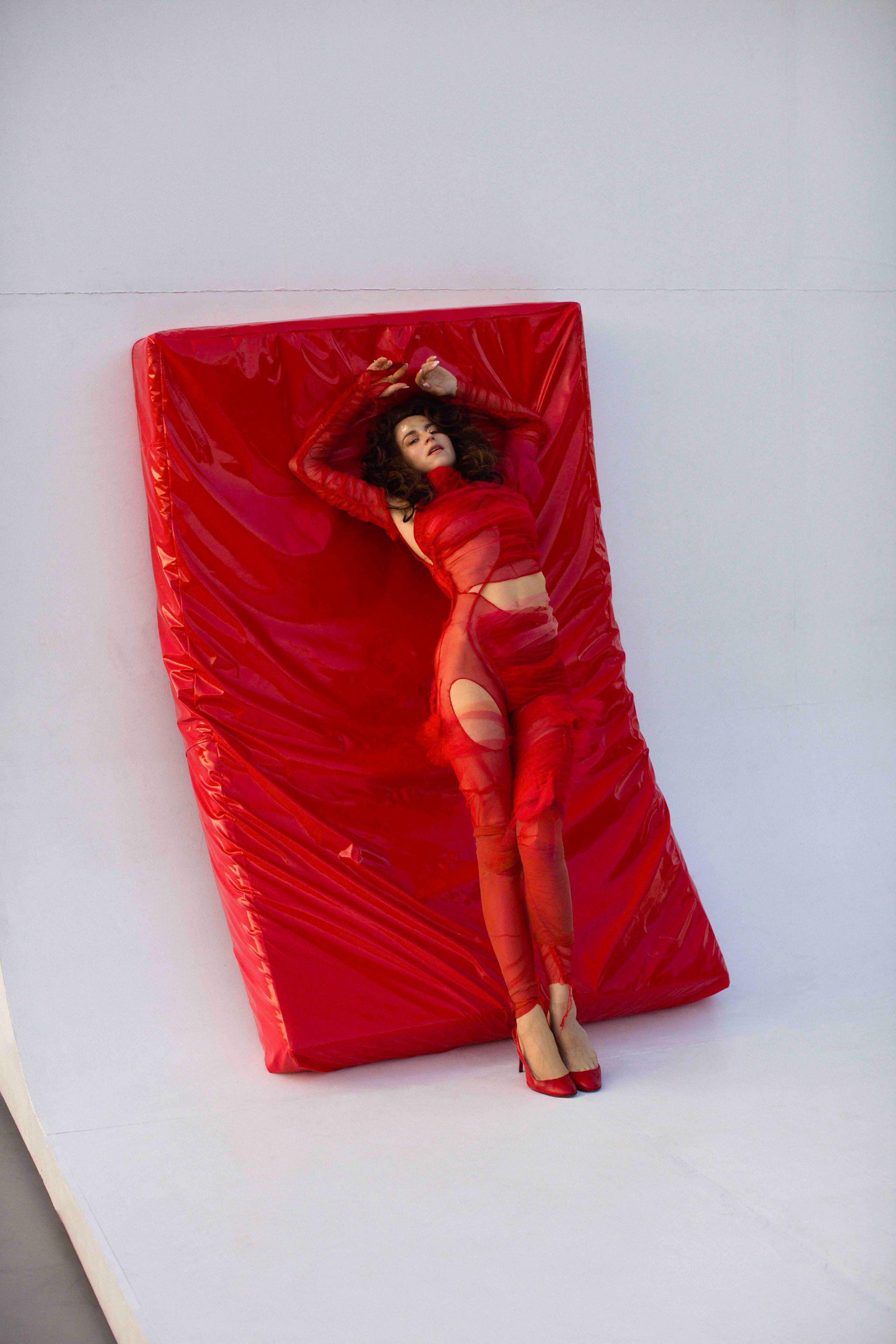 Przywodzi na myśl The xx, Moderat, momentami Fever Ray. LASS debiutuje z albumem „LOVEHOLIC*”