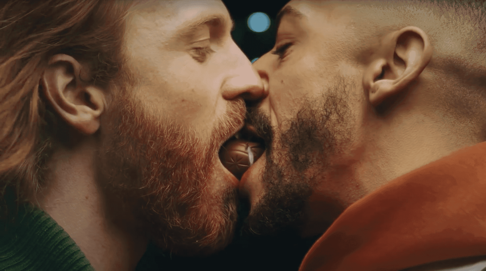 Burza wokół męskiego pocałunku w reklamie czekoladowych jajek. „Sprzedawanie seksu dzieciom"