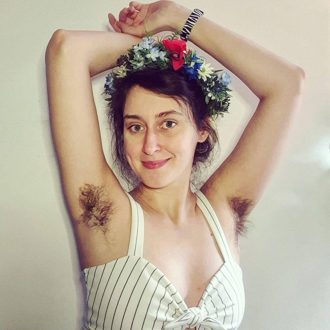 Polska aktywistka oskarżona o reklamowanie rajstop w drodze na pogrzeb ojca