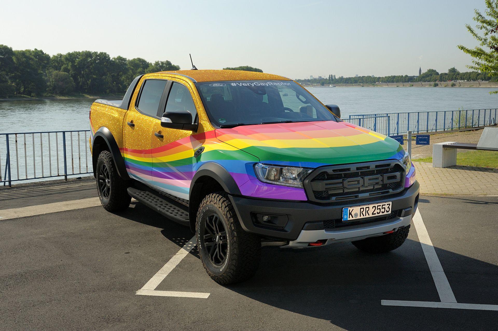 Ford odpowiada na homofobiczny komentarz, tworząc „Bardzo gejowskiego Range Raptora”